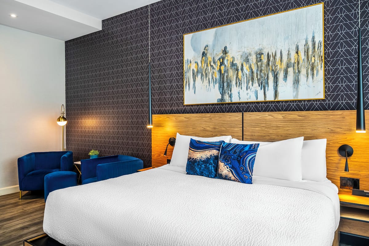 Ropa de cama de alta calidad y caja de seguridad en la habitación