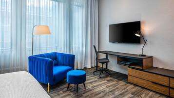 Suite, 1 King Bed, Non Smoking (Efficiency) | Premium bedding, in-room safe, desk, laptop workspace