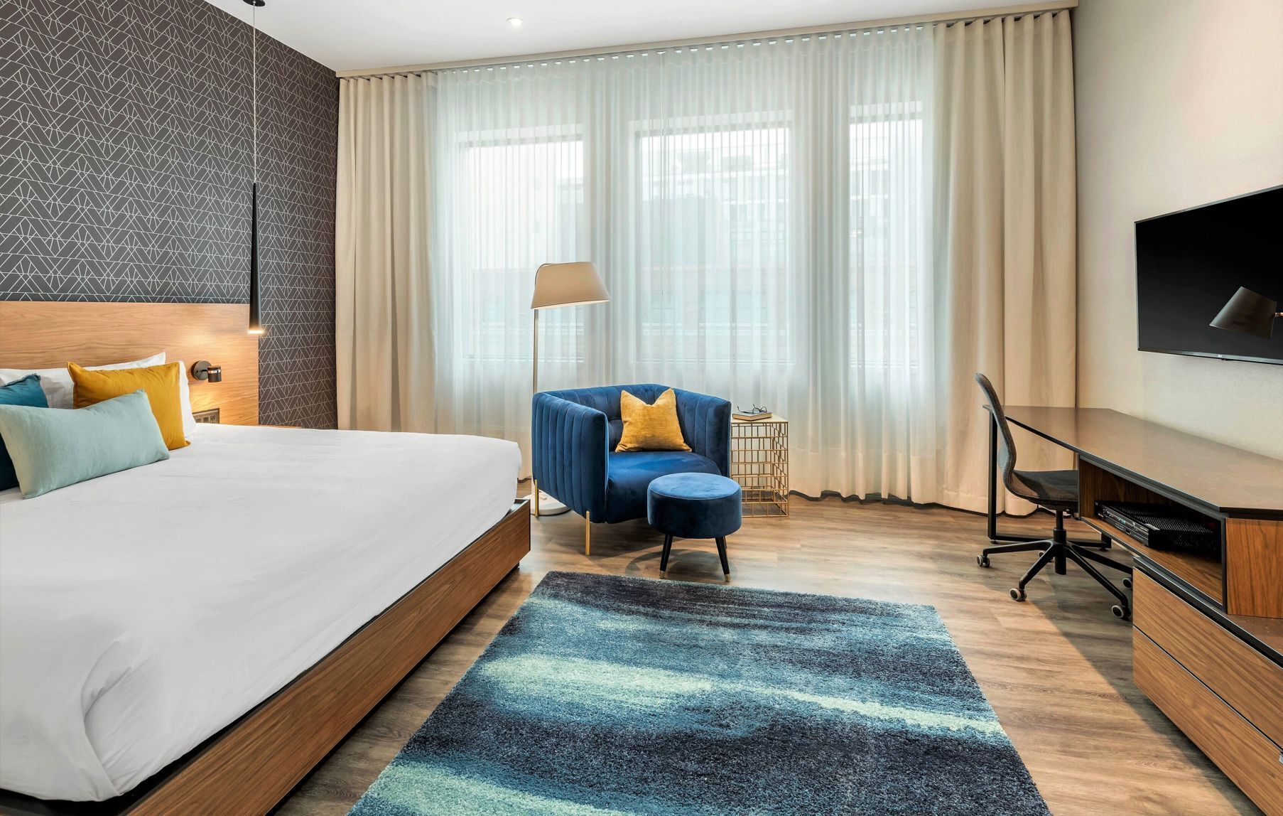 Premium bedding, in-room safe, desk, laptop workspace