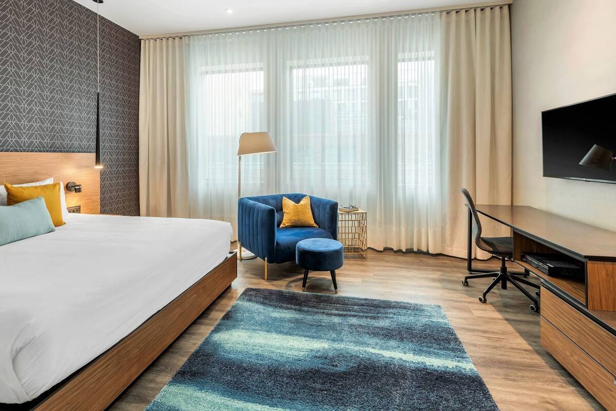 Premium bedding, in-room safe, desk, laptop workspace