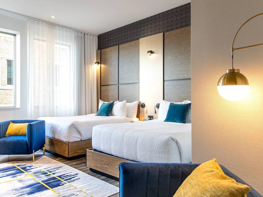 Kamar Standar, 2 Tempat Tidur Queen, Bebas Asap Rokok | Seprai premium, brankas, meja kerja, dan ruang kerja ramah laptop