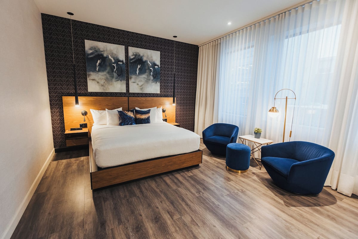 Premium bedding, in-room safe, desk, laptop workspace