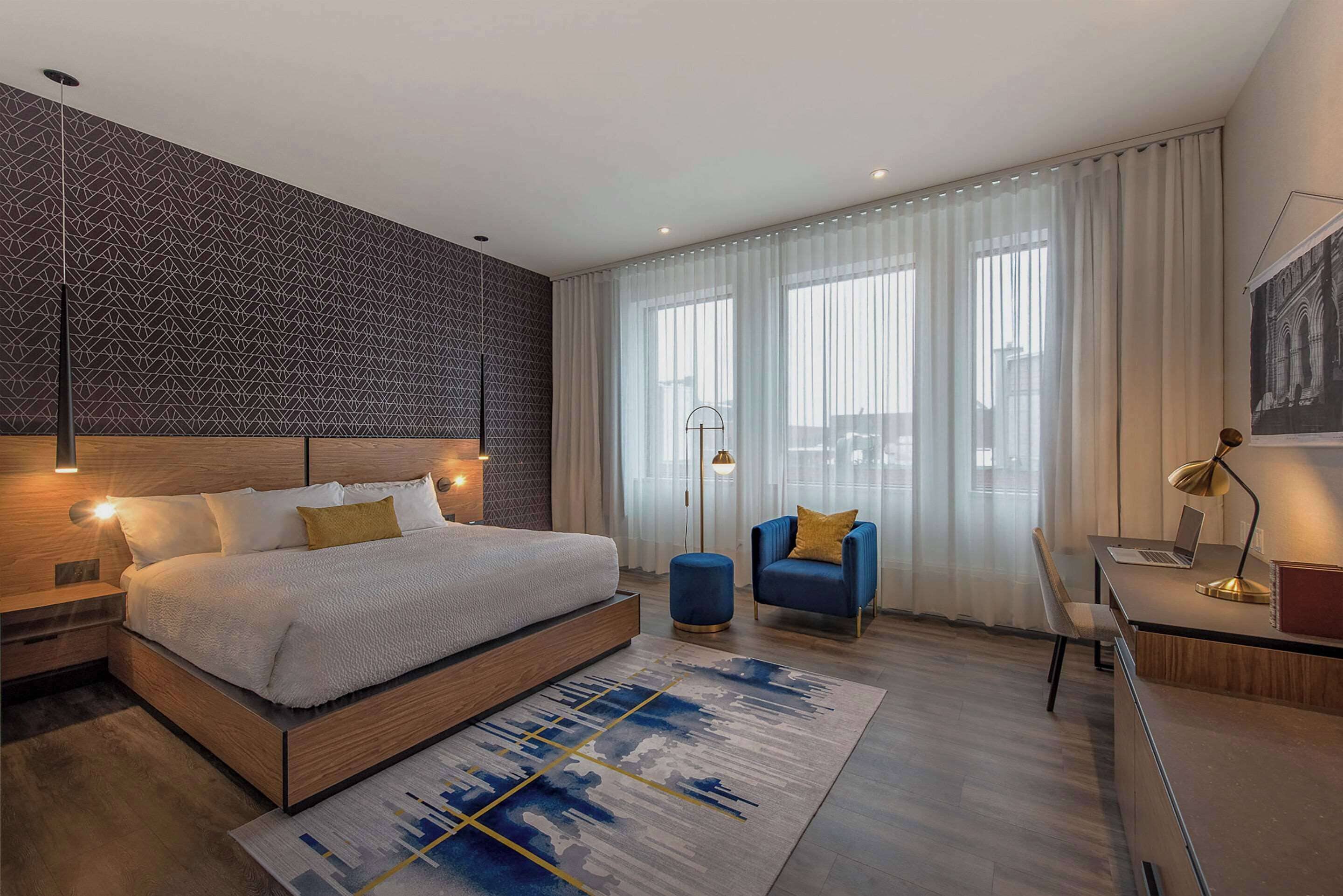 standard room, 1 king bed, non smoking | premium bedding, in-room safe, desk, laptop workspace