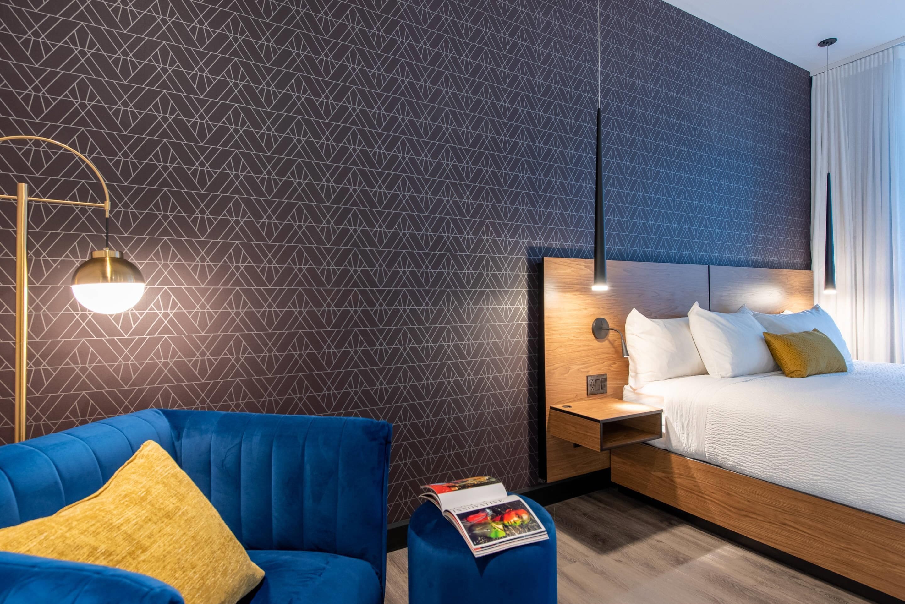 Luxe beddengoed, een kluis op de kamer, een bureau, een laptopwerkplek