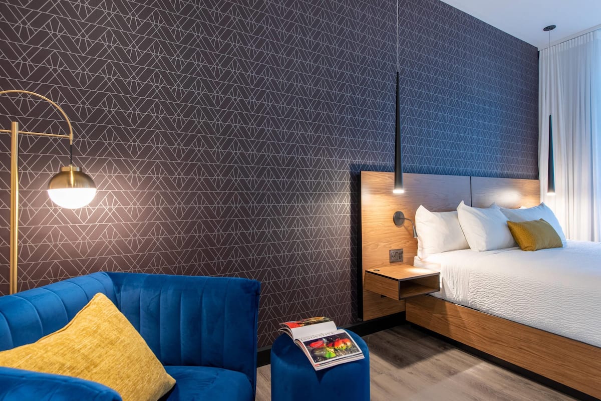 Luxe beddengoed, een kluis op de kamer, een bureau, een laptopwerkplek