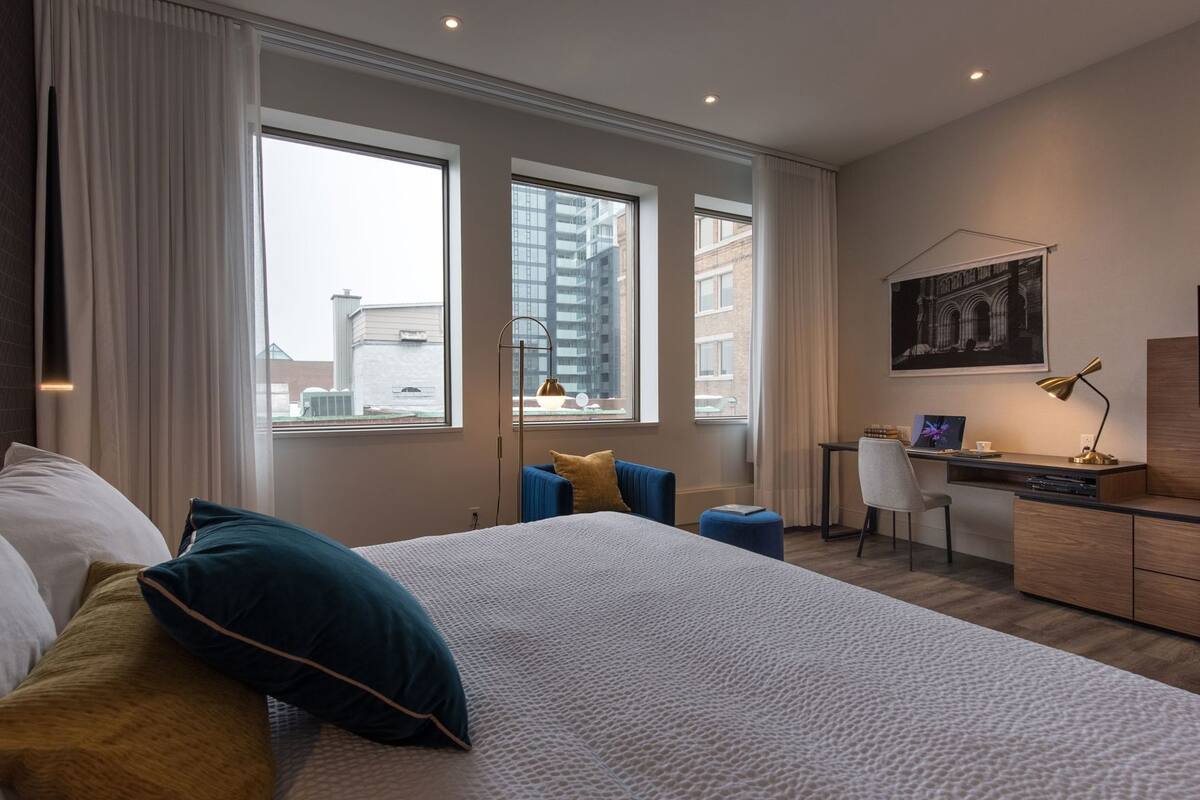 Premium bedding, in-room safe, desk, laptop workspace