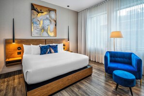 Roupas de cama premium, cofres nos quartos, escrivaninha