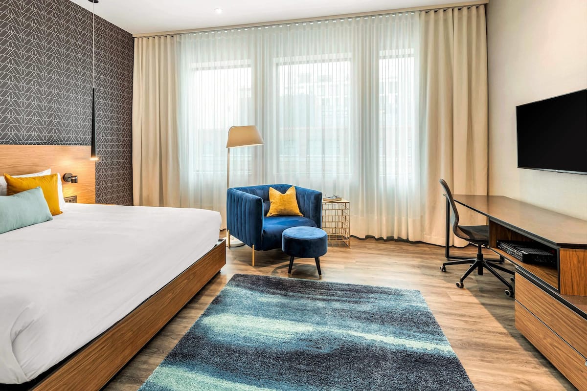 Superior kamer, 1 kingsize bed, niet-roken | Luxe beddengoed, een kluis op de kamer, een bureau, een laptopwerkplek