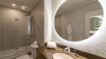 Combined shower/tub, rainfall showerhead, designer toiletries