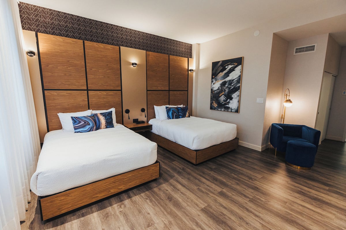 Premium bedding, in-room safe, desk, laptop workspace