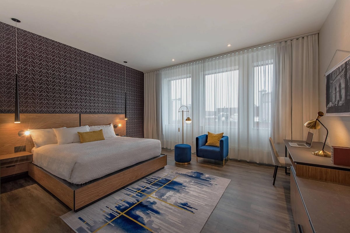 Habitación estándar, 1 cama King size, para no fumadores | Ropa de cama de alta calidad y caja de seguridad en la habitación