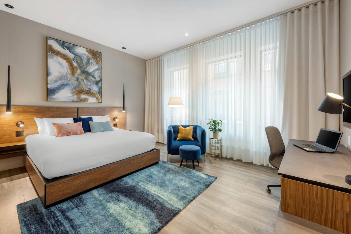 Suite, 1 cama King size, para no fumadores (Efficiency) | Ropa de cama de alta calidad y caja de seguridad en la habitación