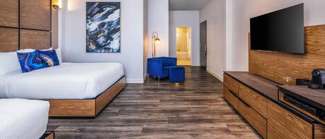 Ropa de cama de alta calidad y caja de seguridad en la habitación