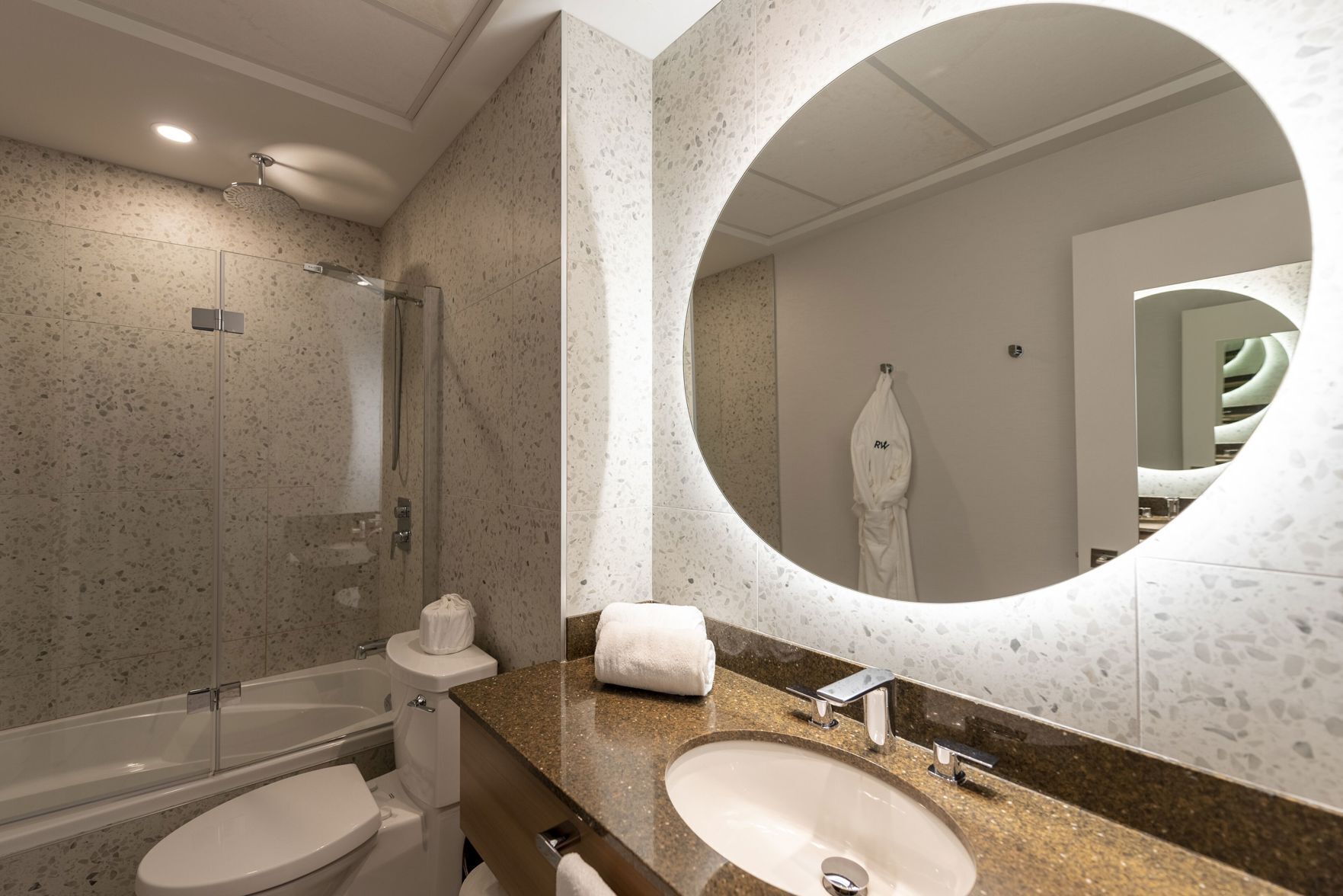 Bathroom | Combined shower/tub, rainfall showerhead, designer toiletries