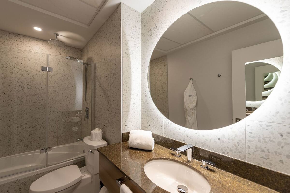 Bathroom | Combined shower/tub, rainfall showerhead, designer toiletries