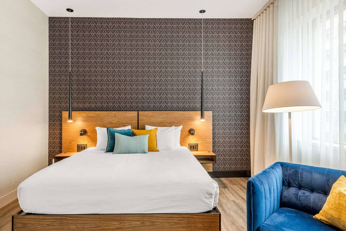 Premium bedding, in-room safe, desk, laptop workspace