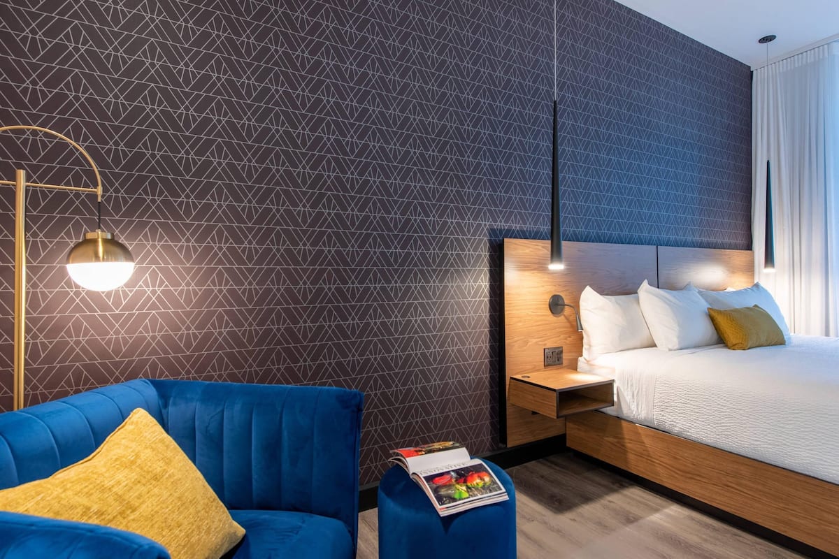 Premium bedding, in-room safe, desk, laptop workspace