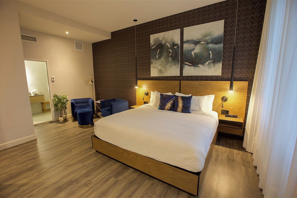 Premium bedding, in-room safe, desk, laptop workspace