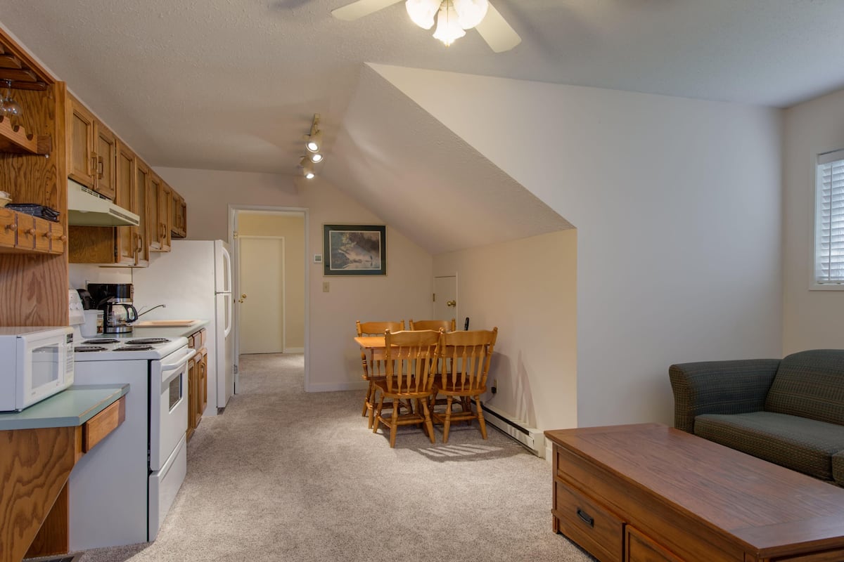 Carriage House Suite | Living room | 42-inch TV with cable channels, fireplace