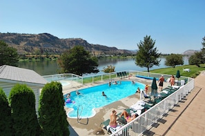 Seasonal outdoor pool, open 7:00 AM to 10:00 PM, sun loungers