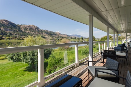 Vista da sacada. South Thompson Inn & Conference Centre