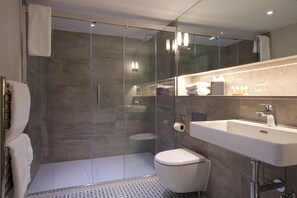 Deluxe-sviitti | Kylpyhuone | Suihku, designer-hygieniatuotteet, hiustenkuivaaja, kylpytakit