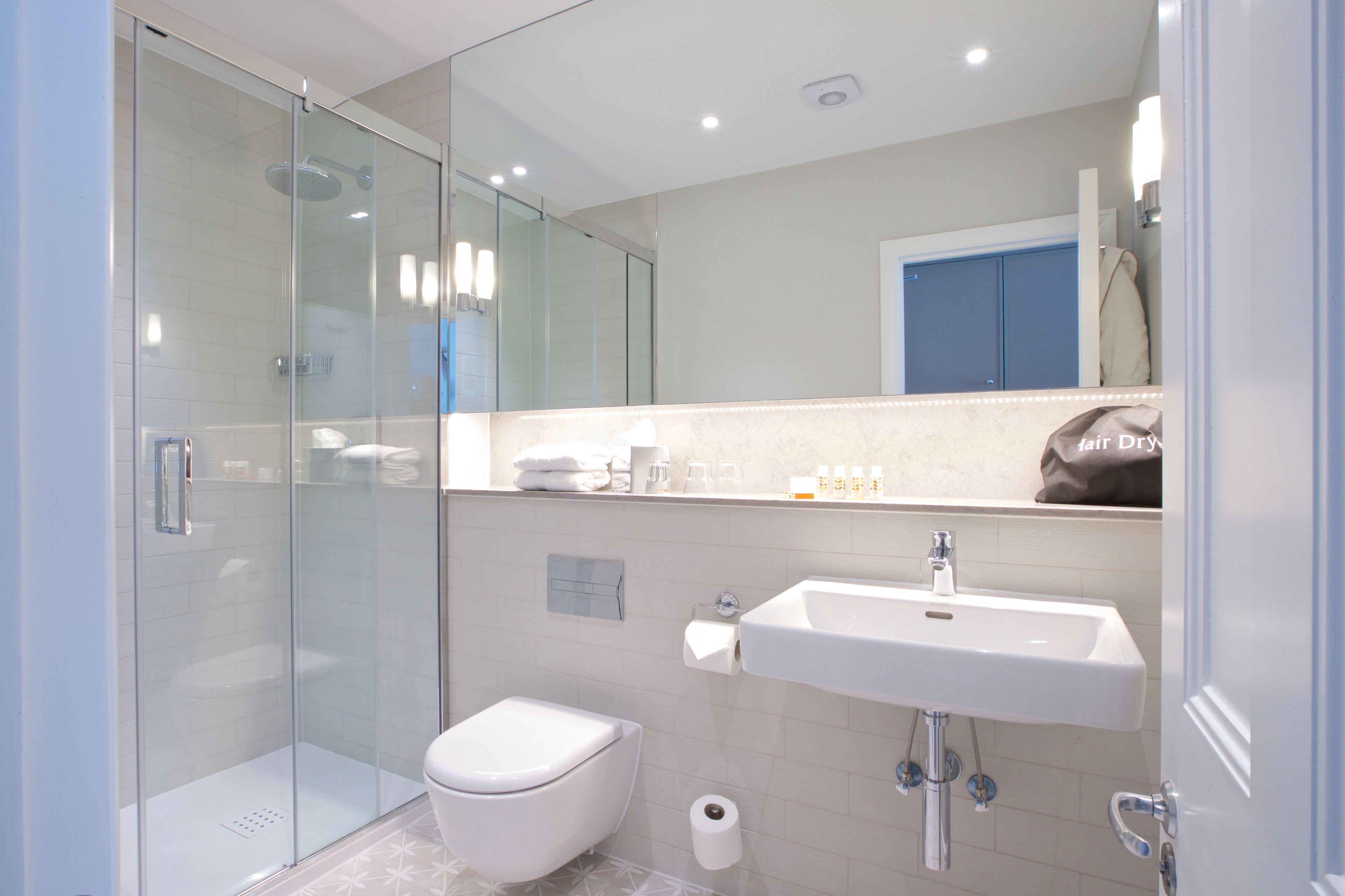 deluxe twin room, non smoking, ensuite | bathroom | shower, designer toiletries, hair dryer, bathrobes