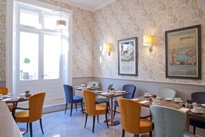 Se ofrece un desayuno bufé (19 GBP por persona)