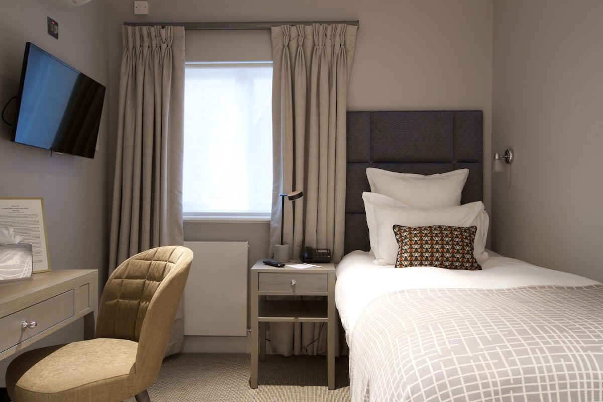 Habitación individual clásica | Sábanas de algodón egipcio, ropa de cama hipoalergénica y minibar