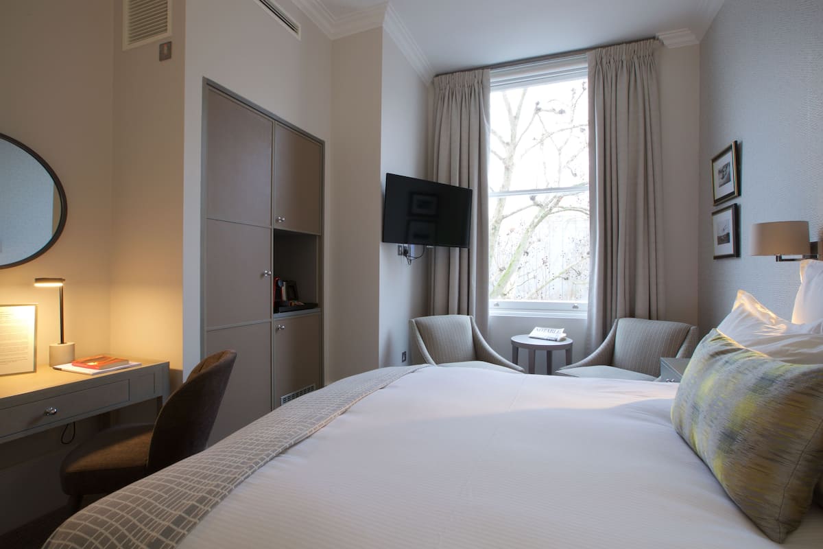Habitación doble clásica | Sábanas de algodón egipcio, ropa de cama hipoalergénica y minibar