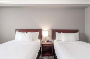 Desk, laptop workspace, blackout drapes, iron/ironing board - Sandman Hotel Saskatoon (Saskatoon)