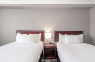 Escritorio, espacio para trabajar con laptop y cortinas blackout 