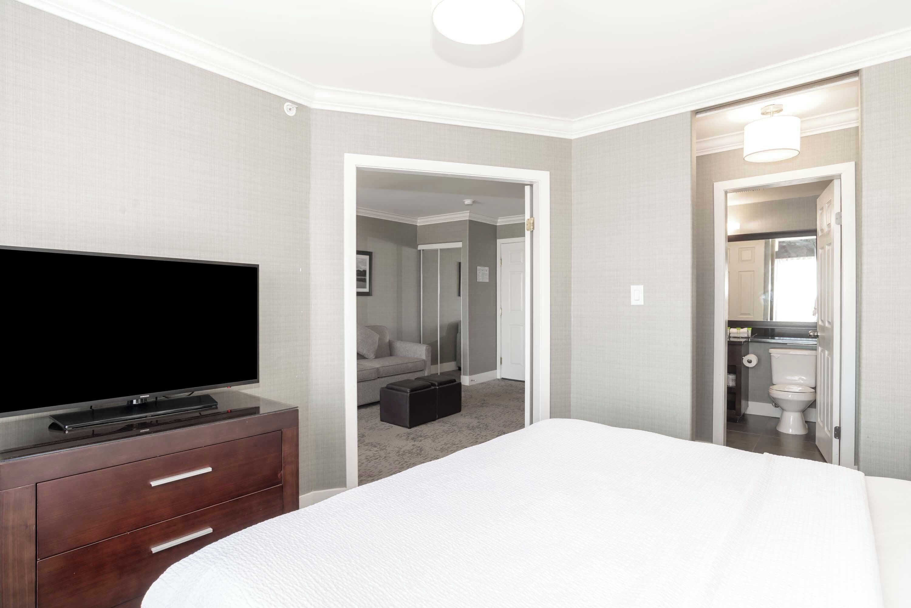 grand suite, 1 king bed with sofa bed, kitchenette | 1 bedroom, desk, laptop workspace, blackout curtains