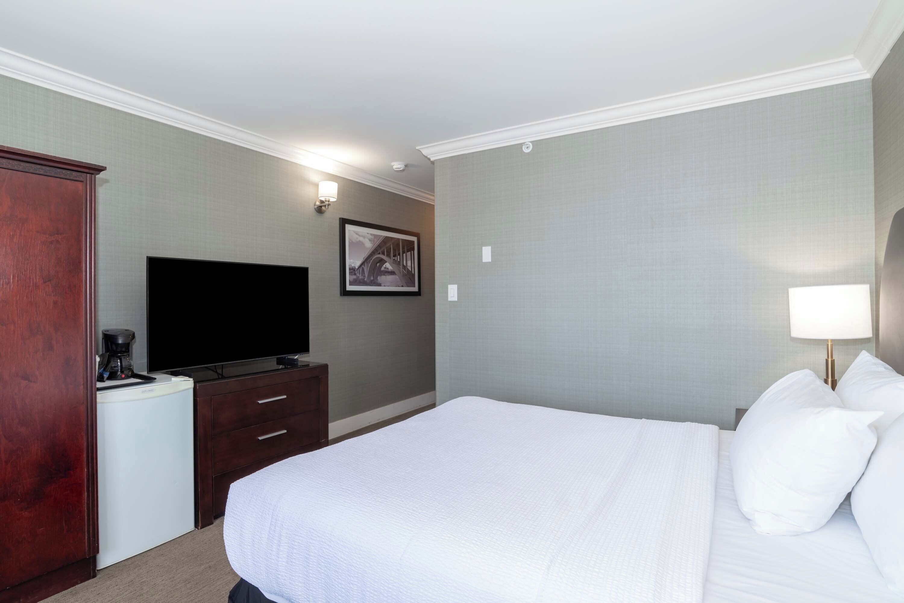 standard room, 1 queen bed | 1 bedroom, desk, laptop workspace, blackout curtains