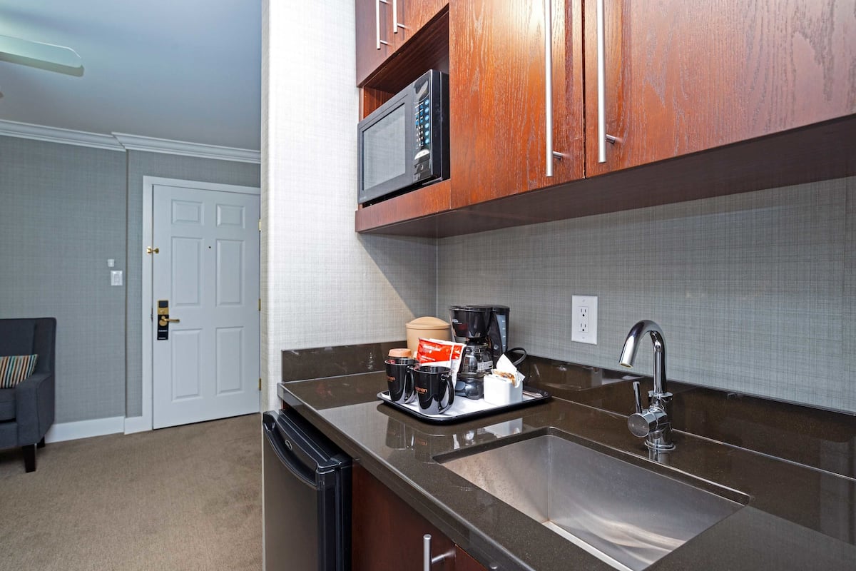 standard suite, 1 king bed, kitchenette (sofa bed) | private kitchenette | coffee/tea maker