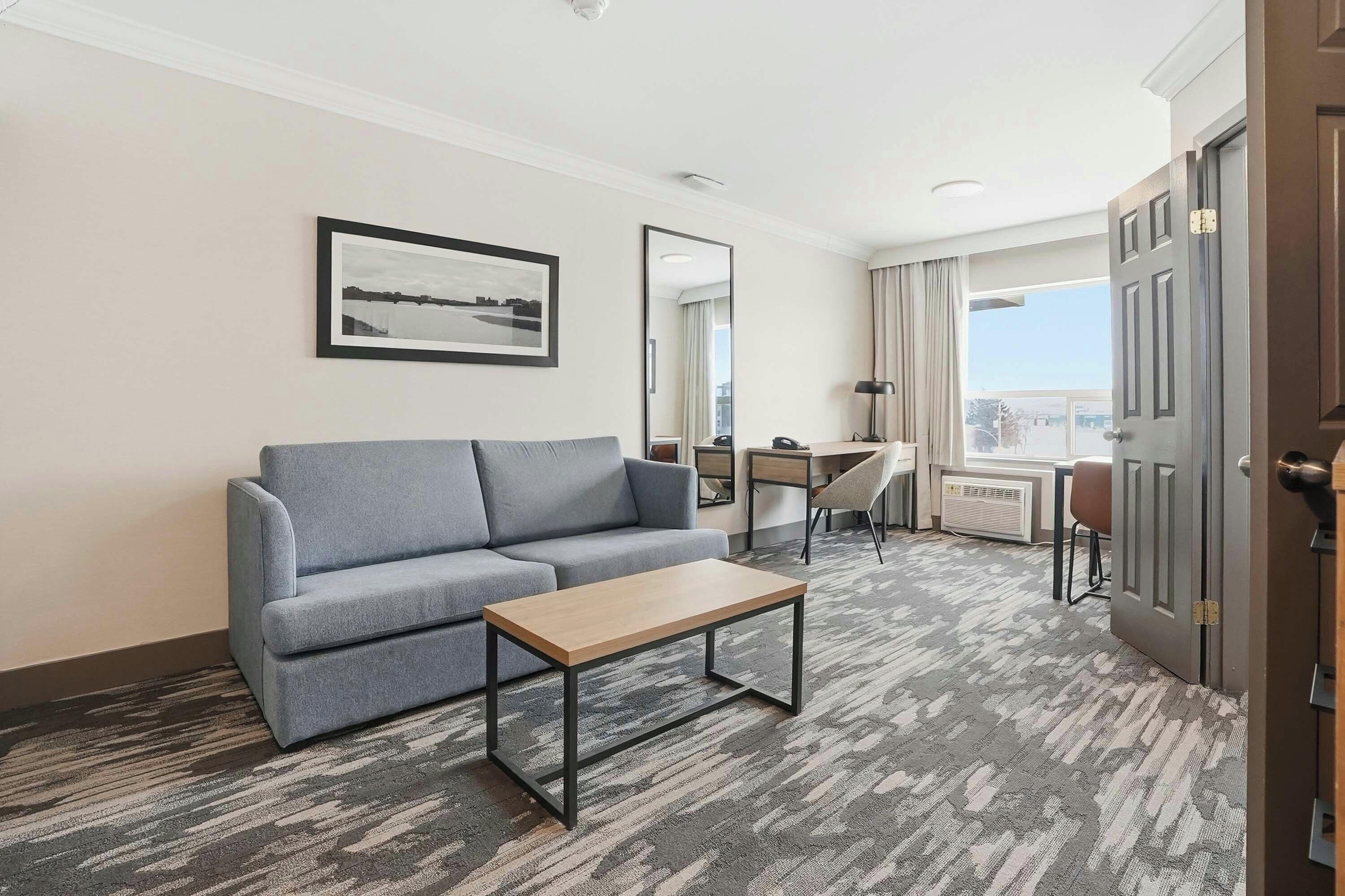 Suite – grand, 1 kingsize-seng med sovesofa, tekjøkken | Oppholdsområde | En 32-tommers Flatskjerm-TV med kabel-kanaler samt TV