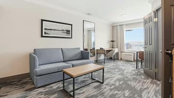 Suite – grand, 1 kingsize-seng med sovesofa, tekjøkken | Oppholdsområde | En 32-tommers Flatskjerm-TV med kabel-kanaler samt TV