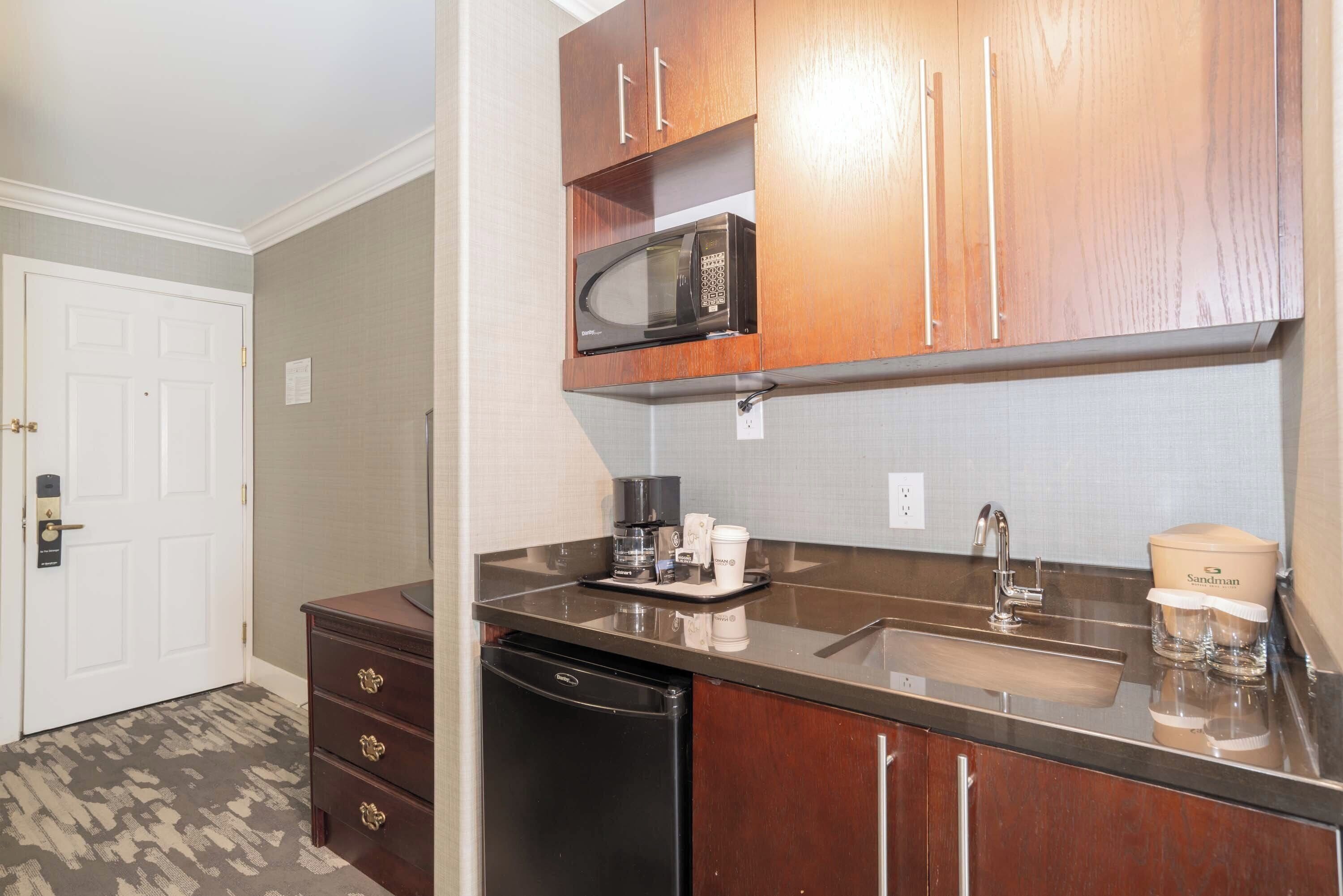 standard suite, 1 king bed, kitchenette (sofa bed) | private kitchenette | coffee/tea maker