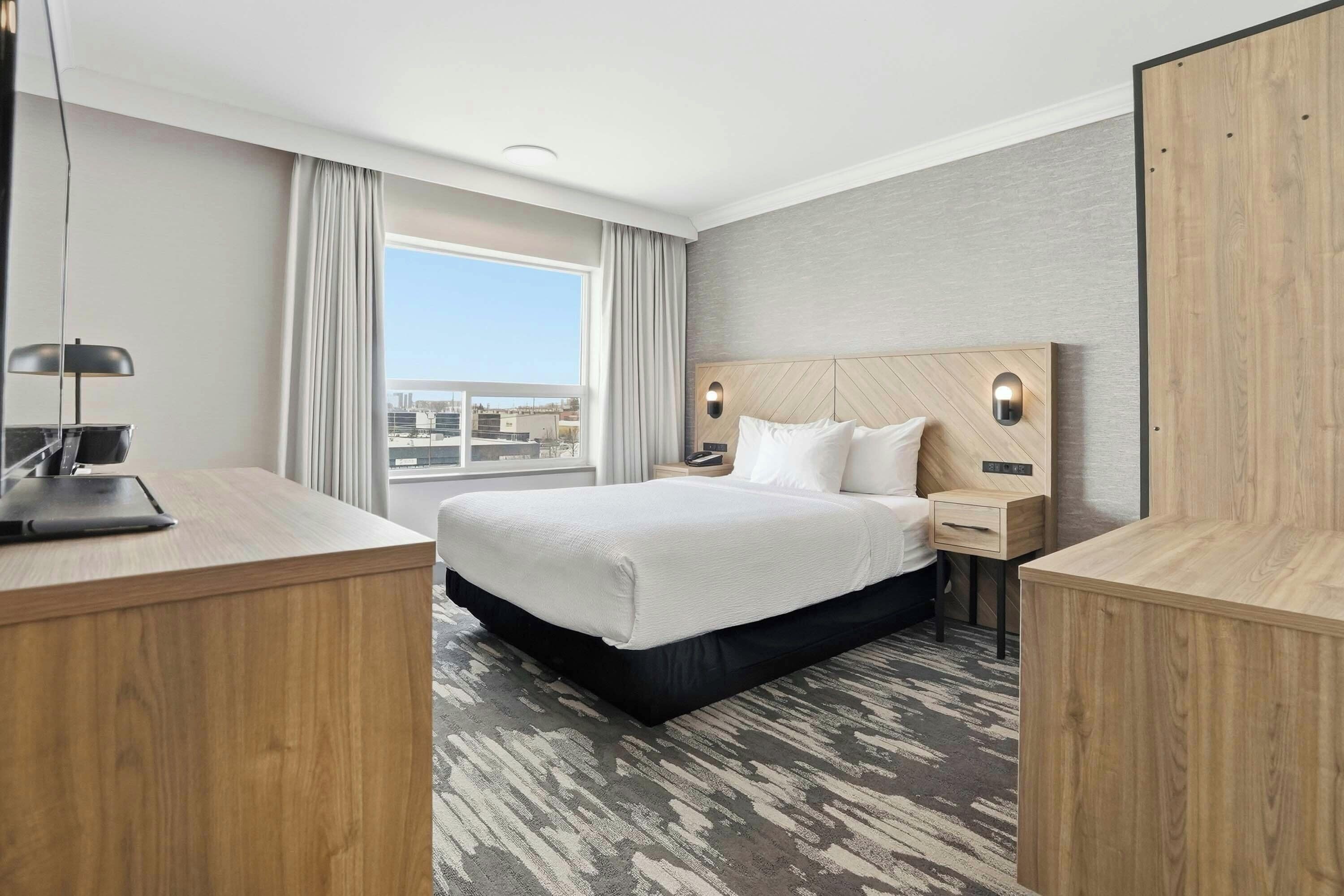 Standard Room, 1 Queen Bed | Desk, laptop workspace, blackout drapes, iron/ironing board