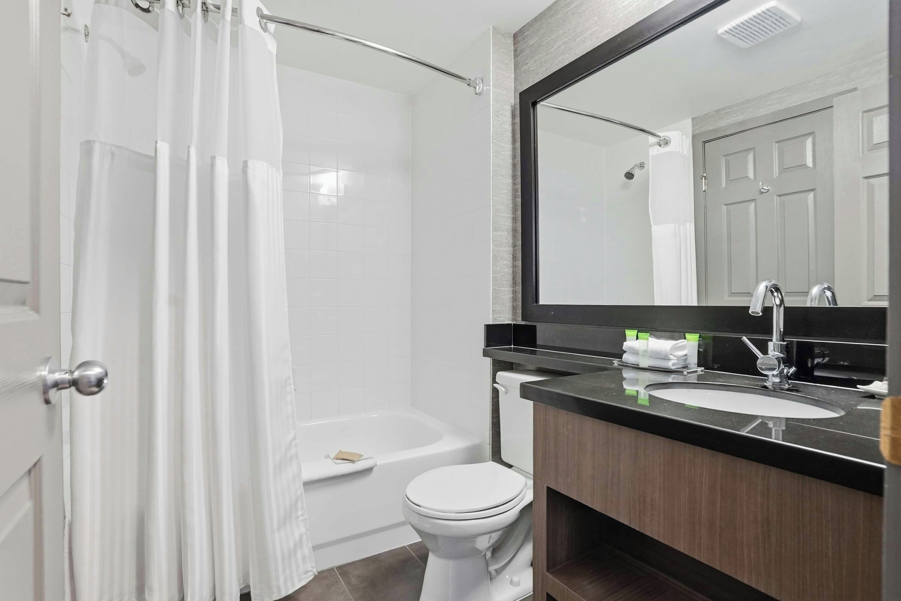 Un baño moderno con bañera, inodoro y lavabo.