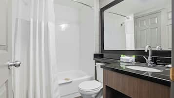 Un baño moderno con bañera, inodoro y lavabo.