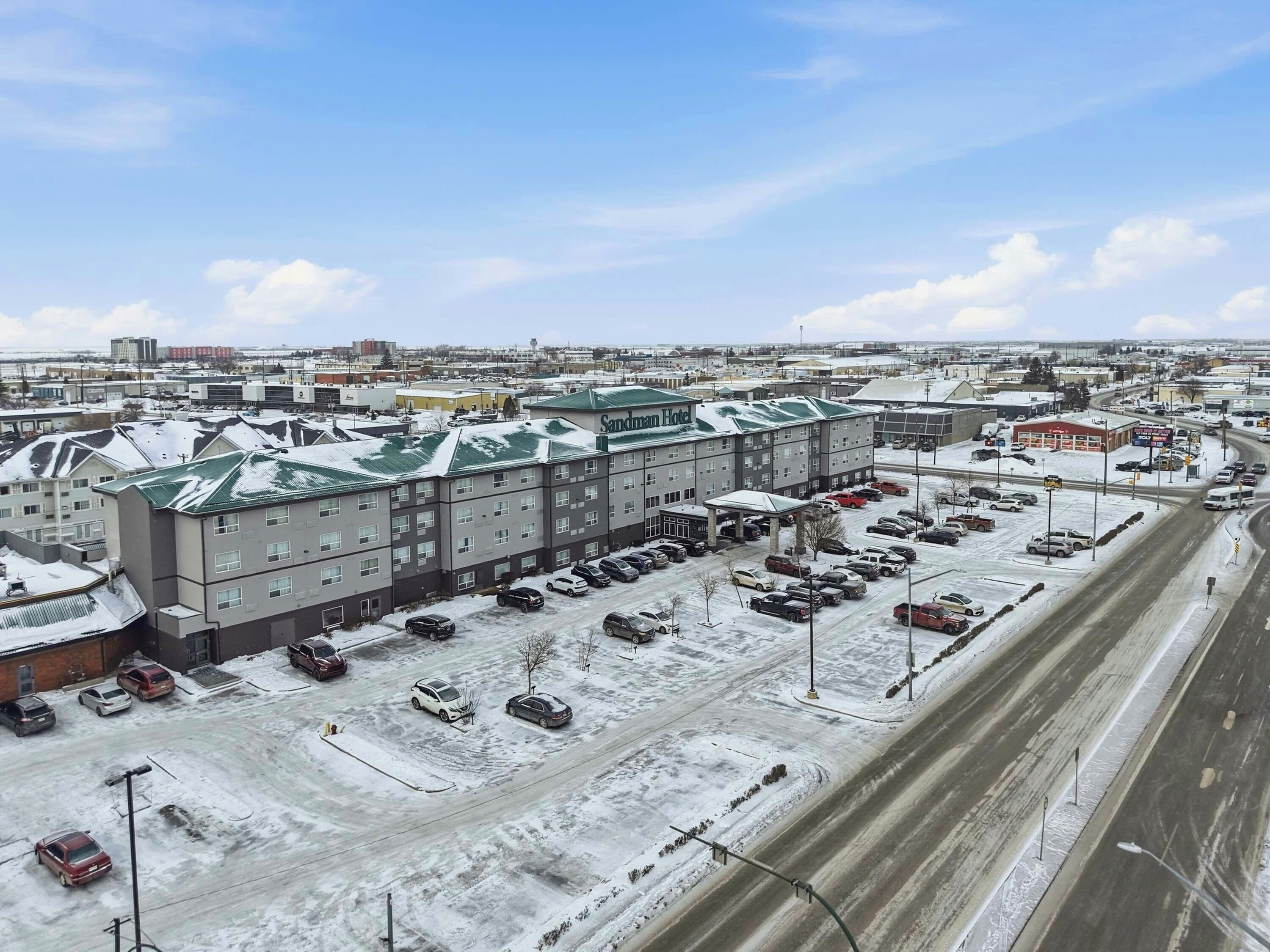 Un hôtel doté d’un toit végétalisé, de plusieurs parkings et d’un terrain enneigé.