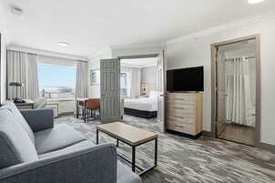 Suite Grand, 1 cama de matrimonio grande con sofá cama, cocina básica | Escritorio, espacio para trabajar con un portátil, cortinas opacas