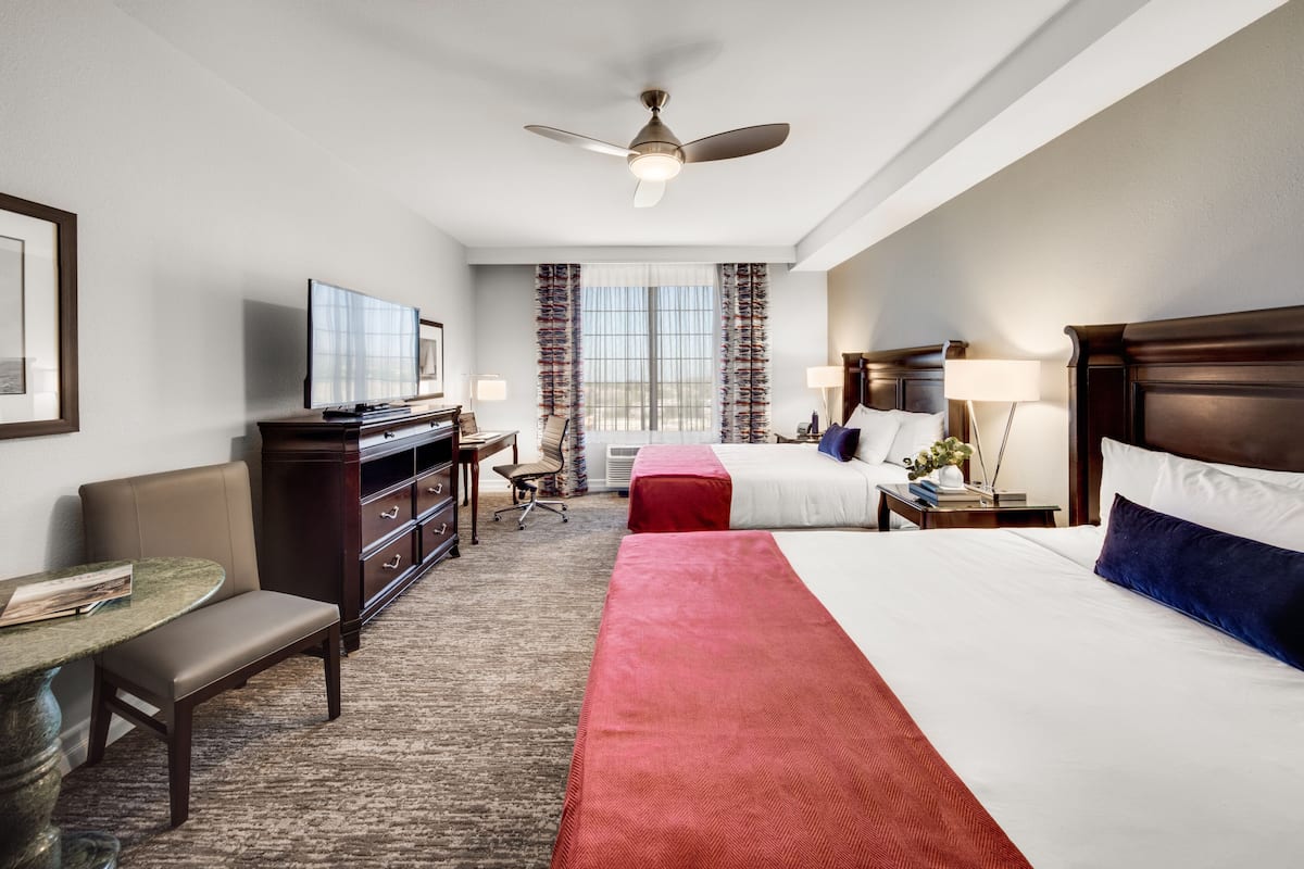 Luxe beddengoed, donsdekens, pillowtop-bedden, een kluis op de kamer