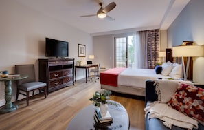 Chambre, 1 très grand lit et 1 canapé-lit, patio | Télévision