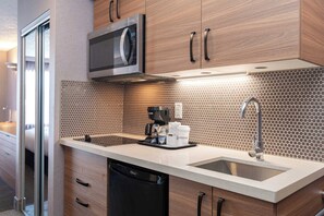 Standard-Suite, 1 King-Bett und Schlafsofa, Kochnische | Eigene Kochnische