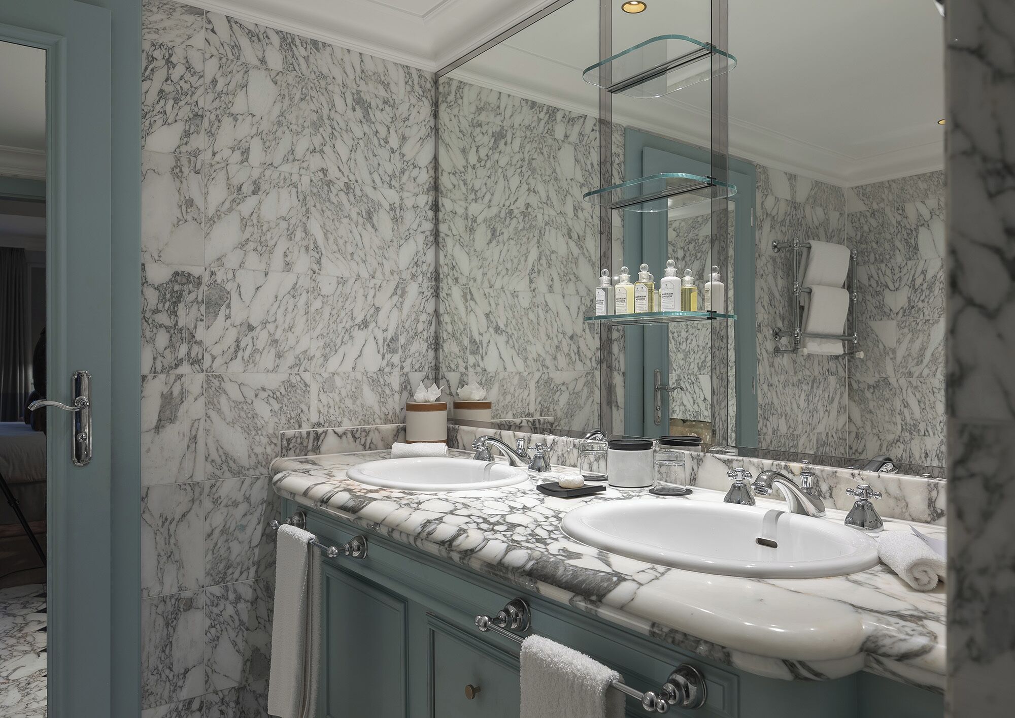 superior double room, garden view | bathroom | free toiletries, hair dryer, bathrobes, slippers