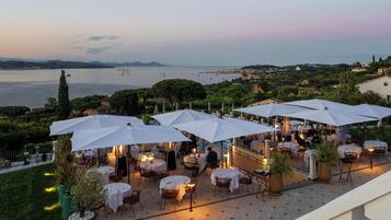 2 ristoranti, aperti a pranzo e a cena, cucina mediterranea