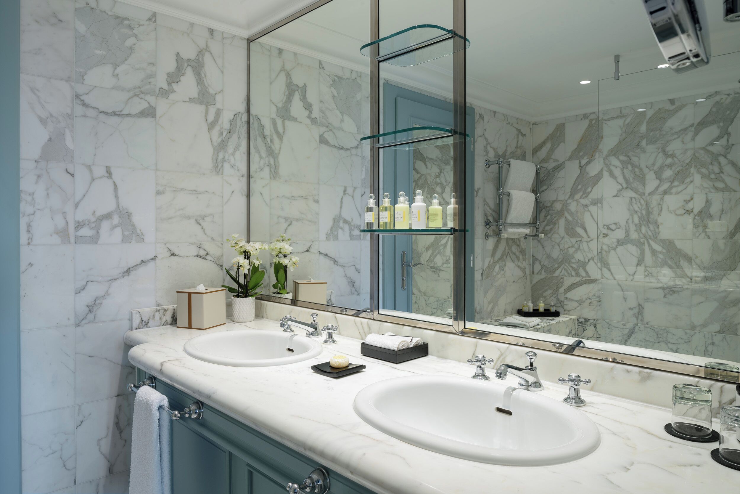 superior double room, poolside | bathroom | free toiletries, hair dryer, bathrobes, slippers