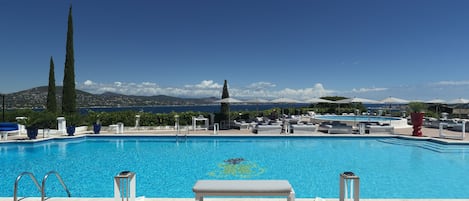 2 piscines extérieures, parasols de plage, chaises longues